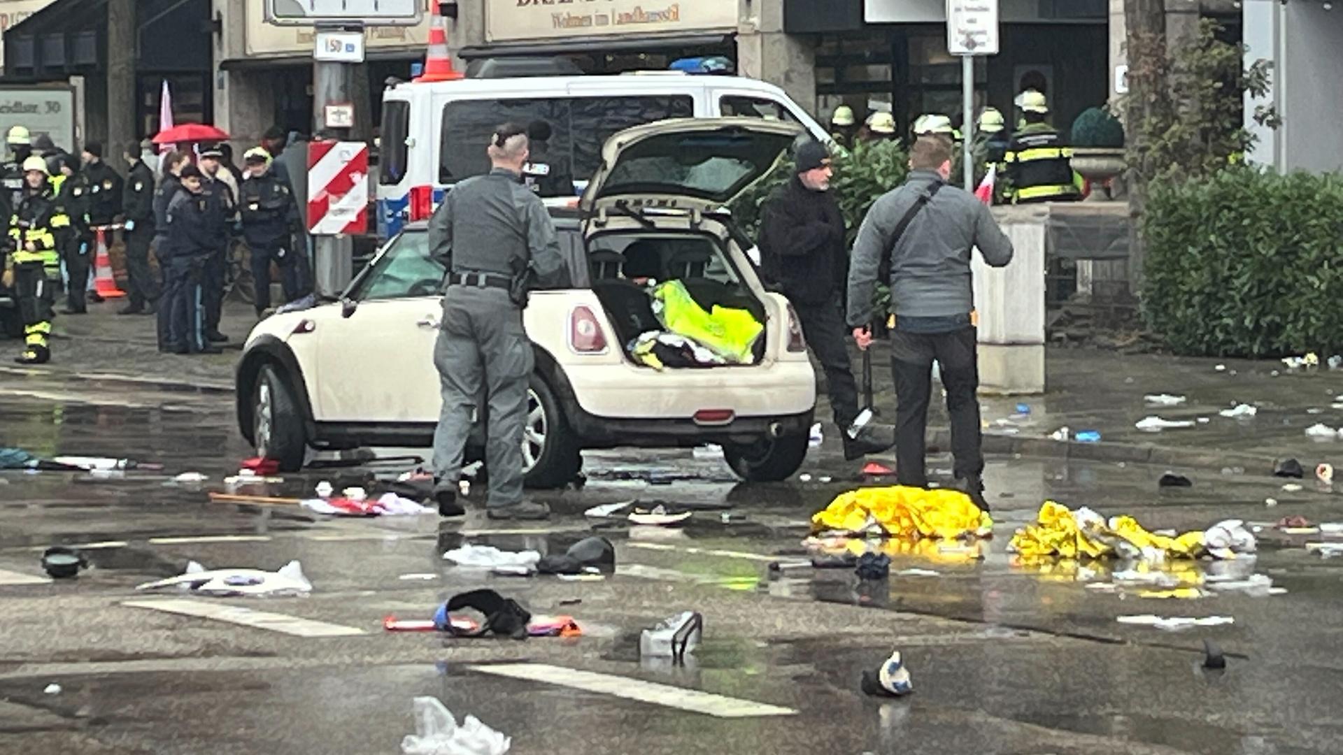 München: Polizisten untersuchen ein Auto in der Nähe des Einsatzortes.