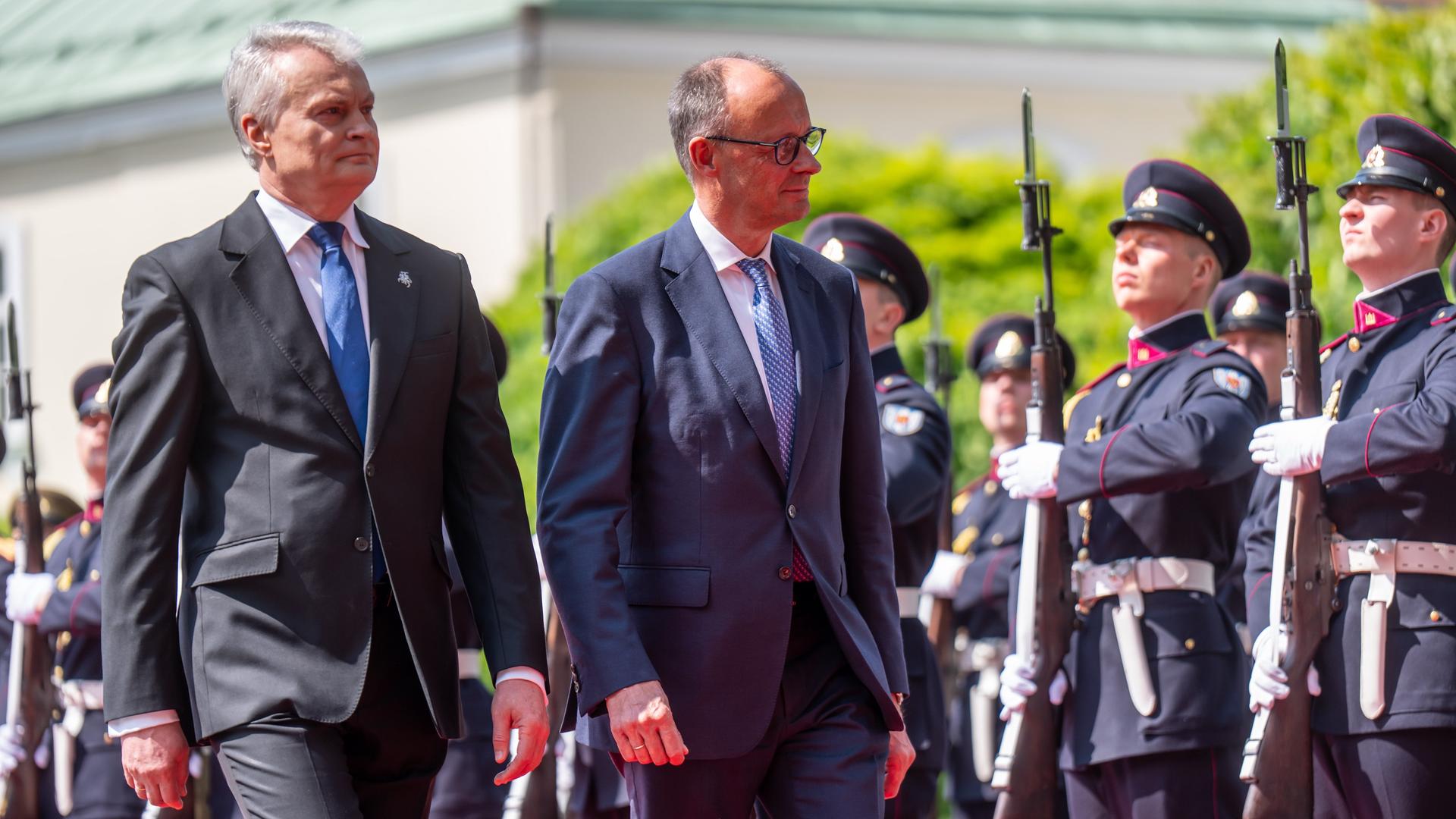 Bundeskanzler Friedrich Merz (CDU, 2.v.l.) wird von Gitanas Nauseda, Präsident von Litauen, mit militärischen Ehren am Präsidentenpalast begrüßt. Bundeskanzler Friedrich Merz (CDU, 2.v.l.) wird von Gitanas Nauseda, Präsident von Litauen, mit militärischen Ehren am Präsidentenpalast begrüßt.