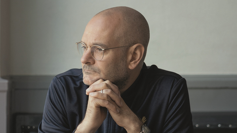 Portrait eines Mannes mit kurz rasierten Haaren und Brille