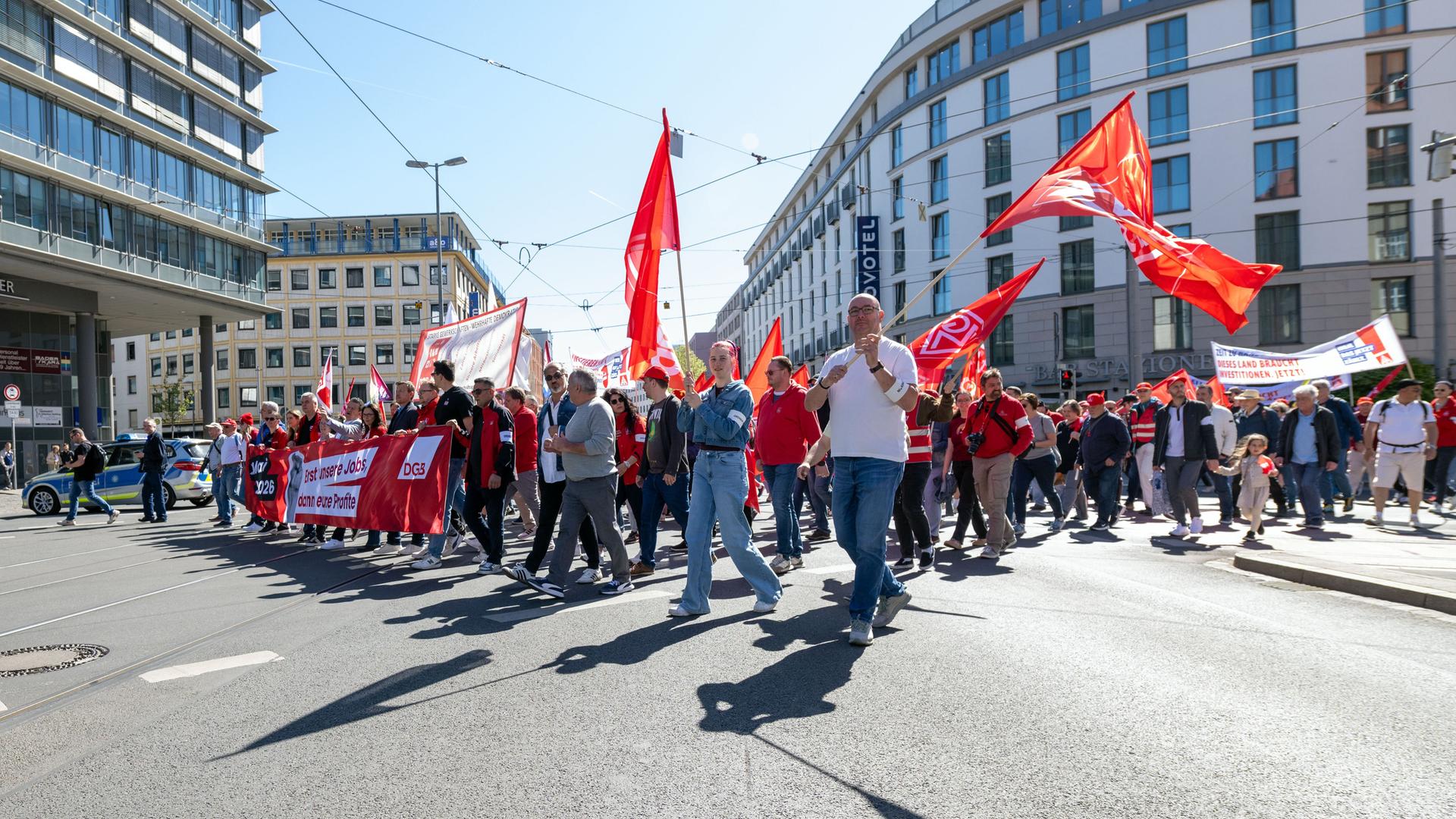 Ein Demozug des Deutschen Gewerkschaftsbunds mit dem Motto «Erst unsere Jobs, dann eure Profite» zieht durch Nürnberg.
