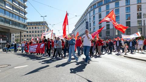 Ein Demozug des Deutschen Gewerkschaftsbunds mit dem Motto «Erst unsere Jobs, dann eure Profite» zieht durch Nürnberg.