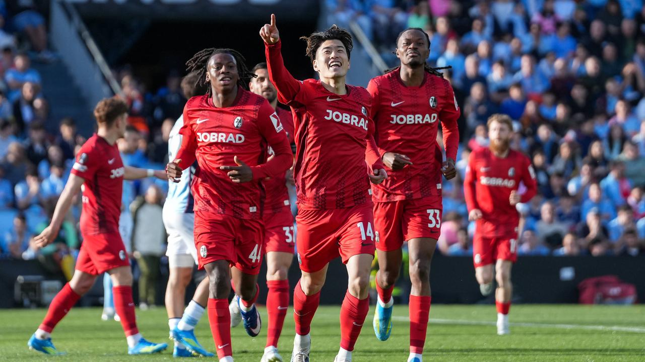 Europa League: Die Freiburger haben das Halbfinale erreicht; Spieler der Mannschaft laufen über den Platz und freuen sich.