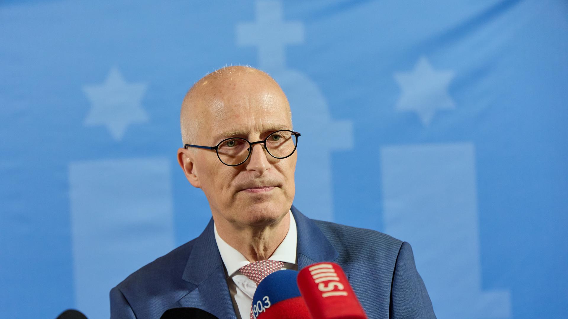 Peter Tschentscher, Erster Bürgermeister Hamburgs, gibt nach Ende des Referendums im Rathaus ein Interview. Er blickt ernst in die Kameras.