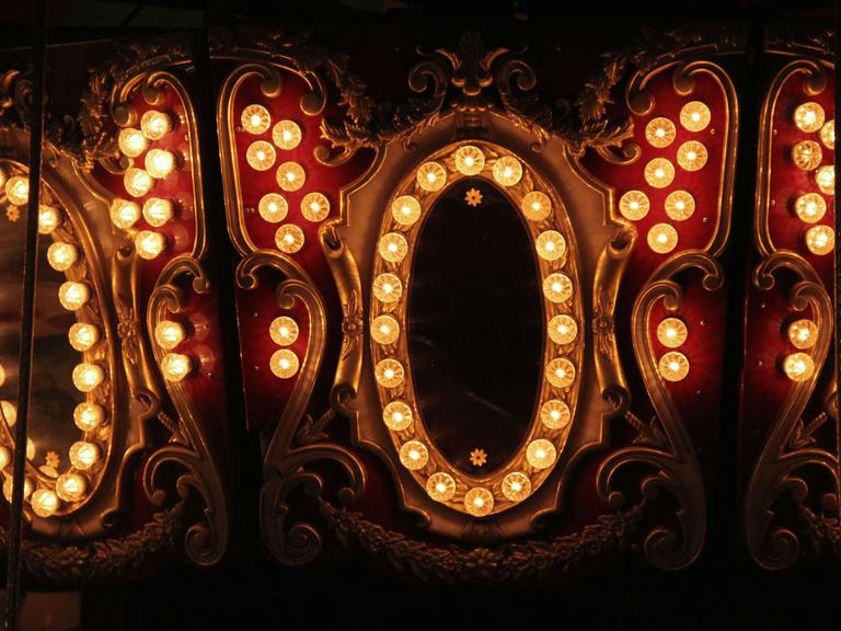 Lichterschmuck an einem Karussell