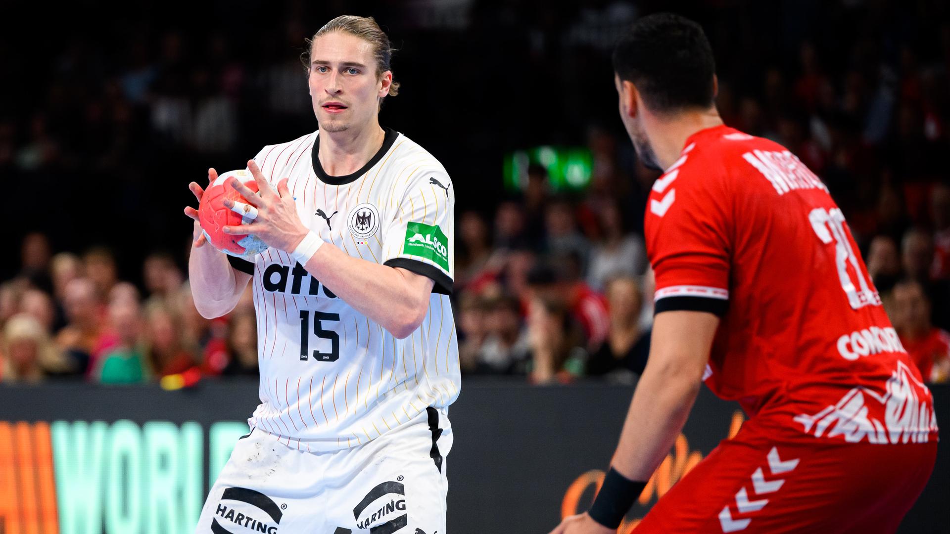 Juri Knorr aus Deutschland und Luka Maros aus der Schweiz kämpfen um den Ball.