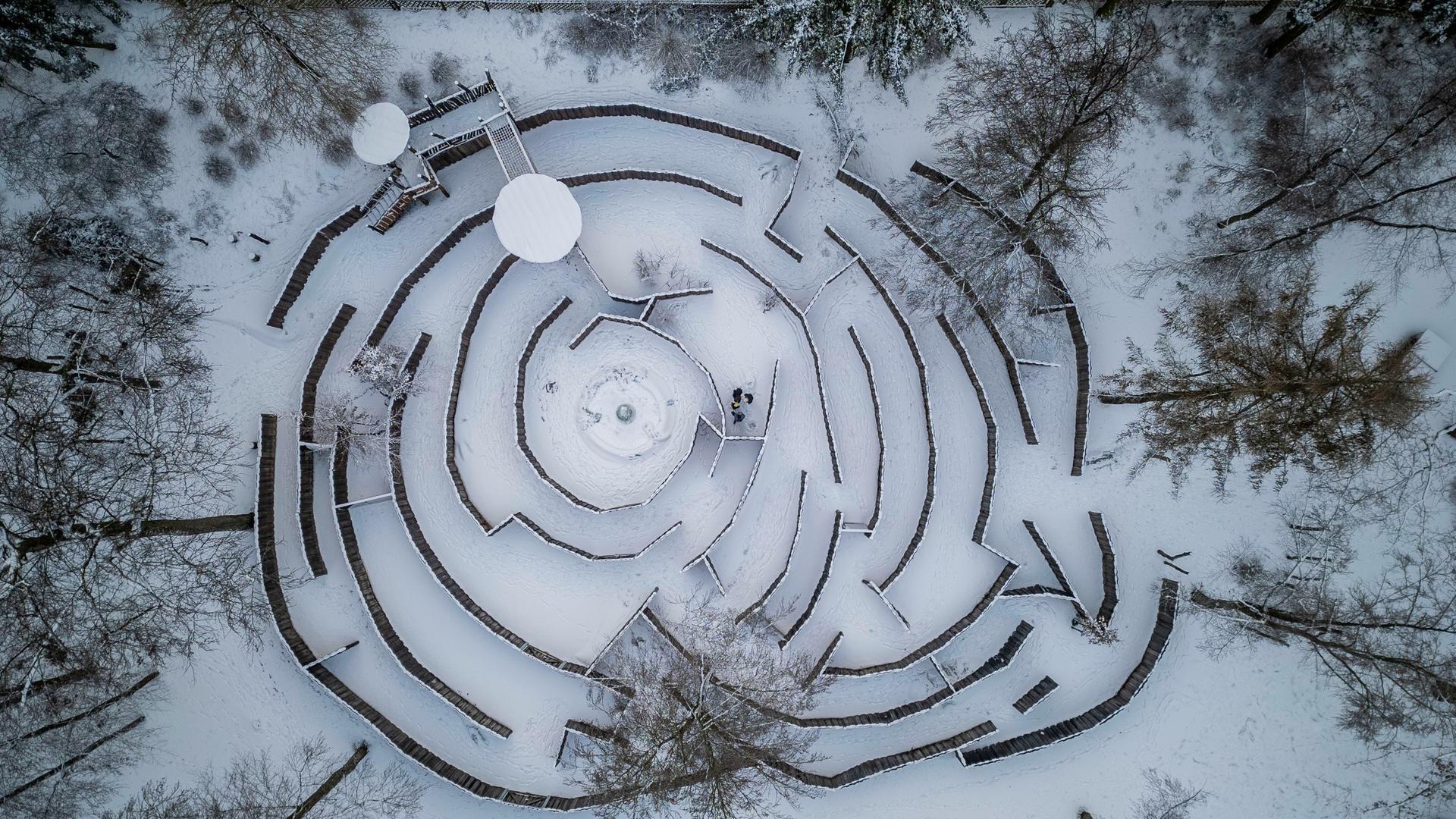 Das Labyrinth im Waldspielpark Goetheturm zeichnet sich im Schnee besonders gut ab. (Luftaufnahme mit Drohne)