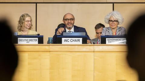 Genf: Der Vorsitzende des internationalen Verhandlungsausschusses Valdivieso (M) sitzt zwischen der Exekutivdirektorin des Umweltprogramms der Vereinten Nationen (UNEP) Andersen (l) und der Direktorin des Bundesamts für Umwelt (BAFU) Schneeberger (r).