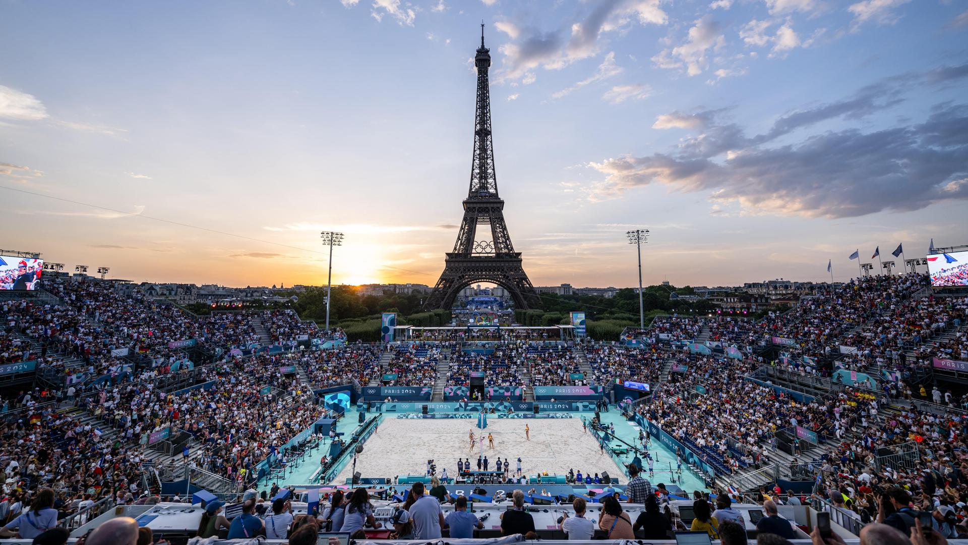 Blick ins Stadion des Beachvolleyball mit Eiffelturm bei den Olympischen Sommerspielen in Paris 2024