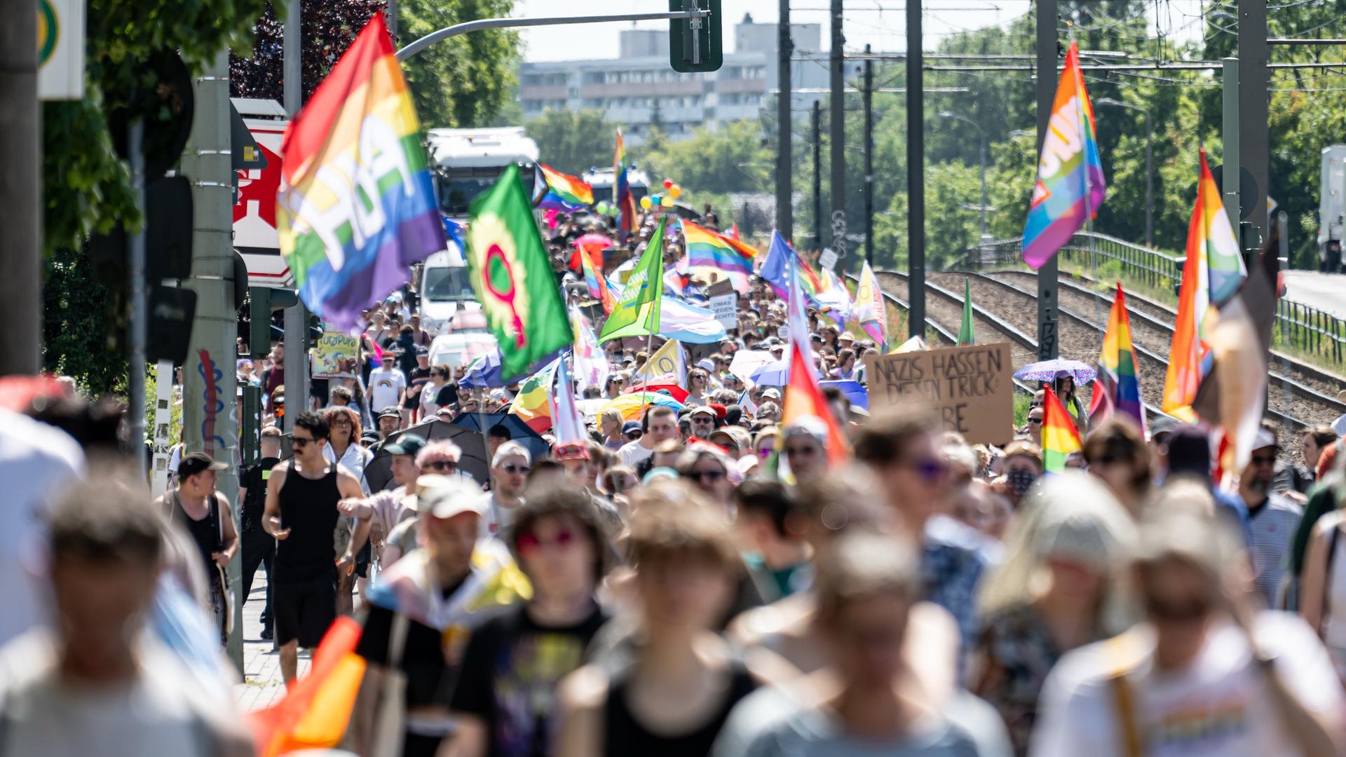 Das Foto zeigt Menschen mit Regenbogenflaggen, die an der Marzahn Pride teilnehmen. Das Foto zeigt Menschen mit Regenbogenflaggen, die an der Marzahn Pride teilnehmen.