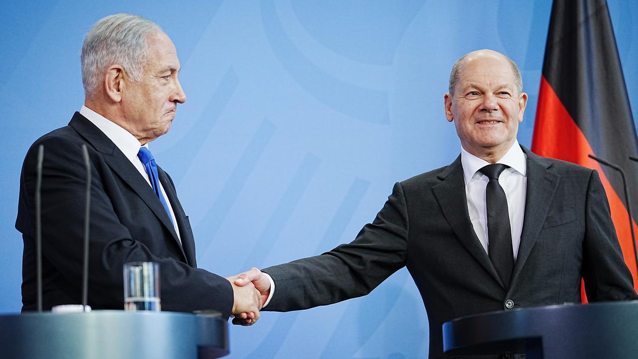 Bundeskanzler Olaf Scholz (SPD) und Benjamin Netanjahu, Ministerpräsident von Israel, geben im Bundeskanzleramt eine Pressekonferenz