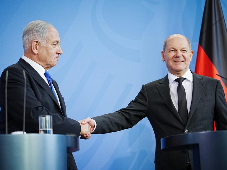 Bundeskanzler Olaf Scholz (SPD) und Benjamin Netanjahu, Ministerpräsident von Israel, geben im Bundeskanzleramt eine Pressekonferenz