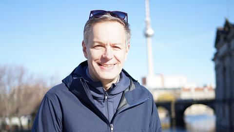 Steffen Möller steht auf einer Berliner Brücke. Im Hintergrund ist der Berliner Fernsehturm zu sehen. Steffen Möller steht auf einer Berliner Brücke. Im Hintergrund ist der Berliner Fernsehturm zu sehen.