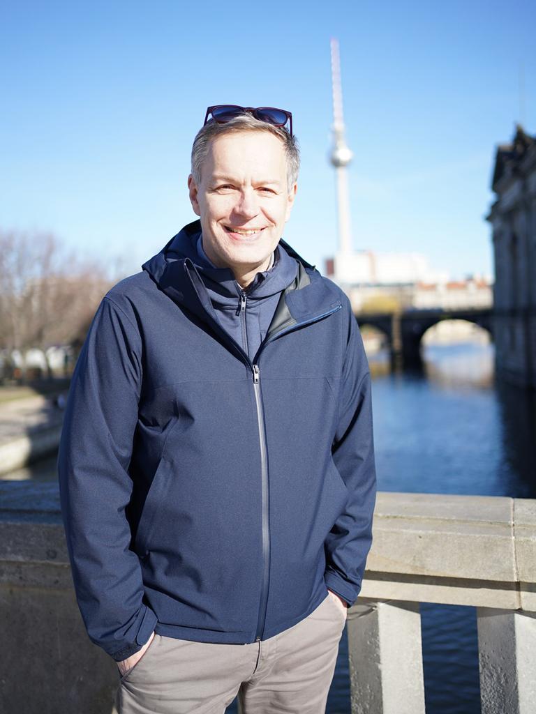 Steffen Möller steht auf einer Berliner Brücke. Im Hintergrund ist der Berliner Fernsehturm zu sehen.