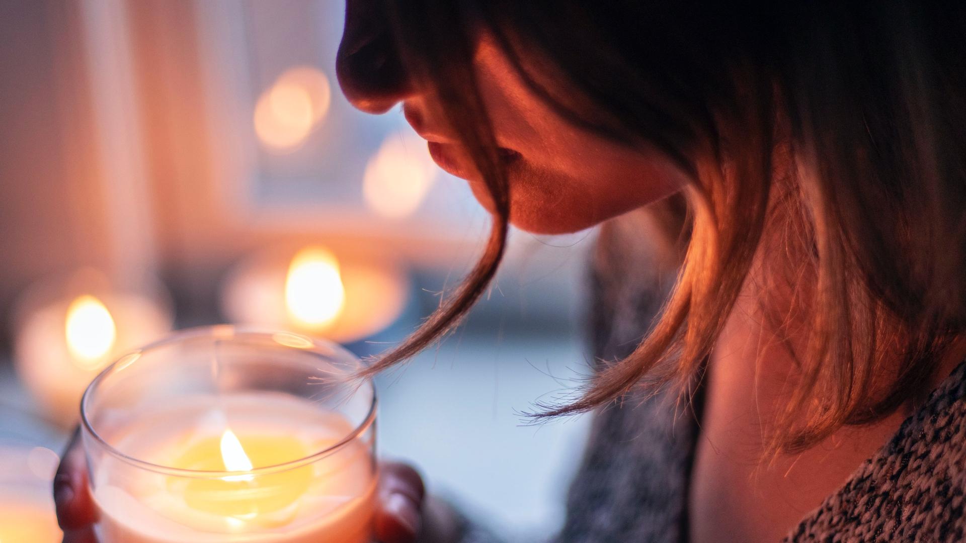 Eine Frau hält eine Kerze