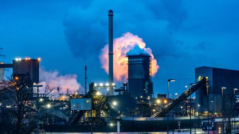 Die Hüttenwerke Krupp-Mannesmann vor blauem Abendhimmel 