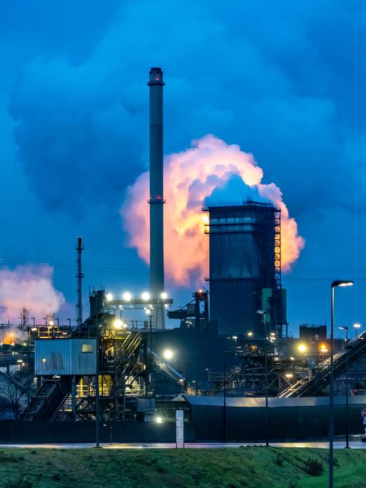 Die Hüttenwerke Krupp-Mannesmann vor blauem Abendhimmel 