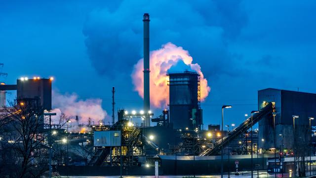 Die Hüttenwerke Krupp-Mannesmann vor blauem Abendhimmel 