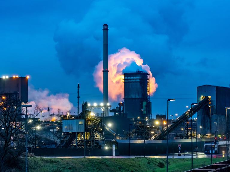 Die Hüttenwerke Krupp-Mannesmann vor blauem Abendhimmel 