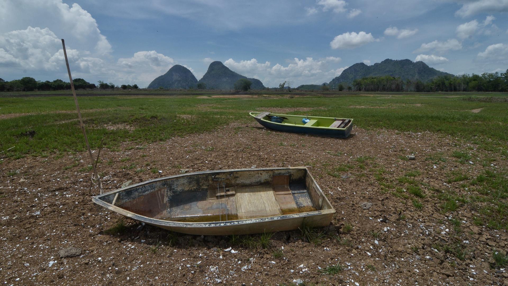 Fischerboote liegen auf dem ausgetrockneten See Timah Tasoh, 500 Kilometer nördlich von Kuala Lumpur. Ursache für die Trockenheit ist das El-Nino-Phänomen