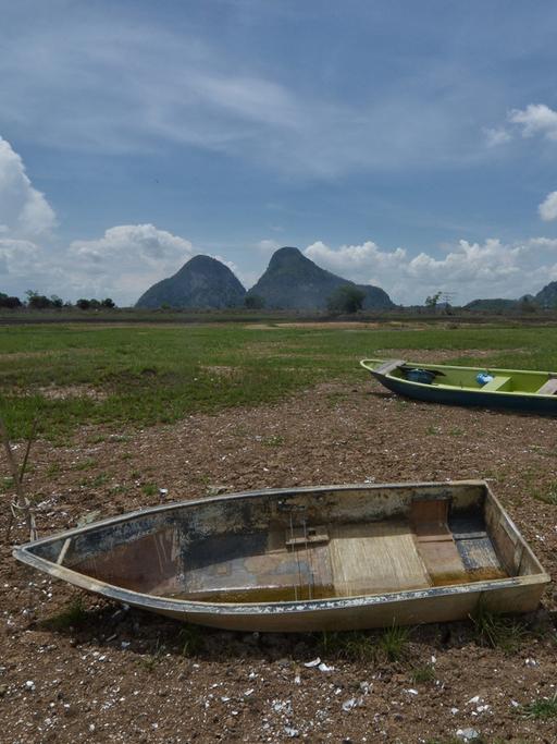 Fischerboote liegen auf dem ausgetrockneten See Timah Tasoh, 500 Kilometer nördlich von Kuala Lumpur. Ursache für die Trockenheit ist das El-Nino-Phänomen