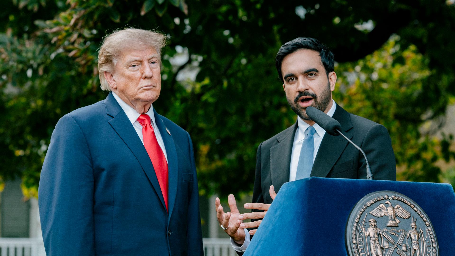 Der New Yorker Bürgermeister Zohran Mamdani (r) spricht in New York nach einem Treffen mit US-Präsident Donald Trump mit den Medien.