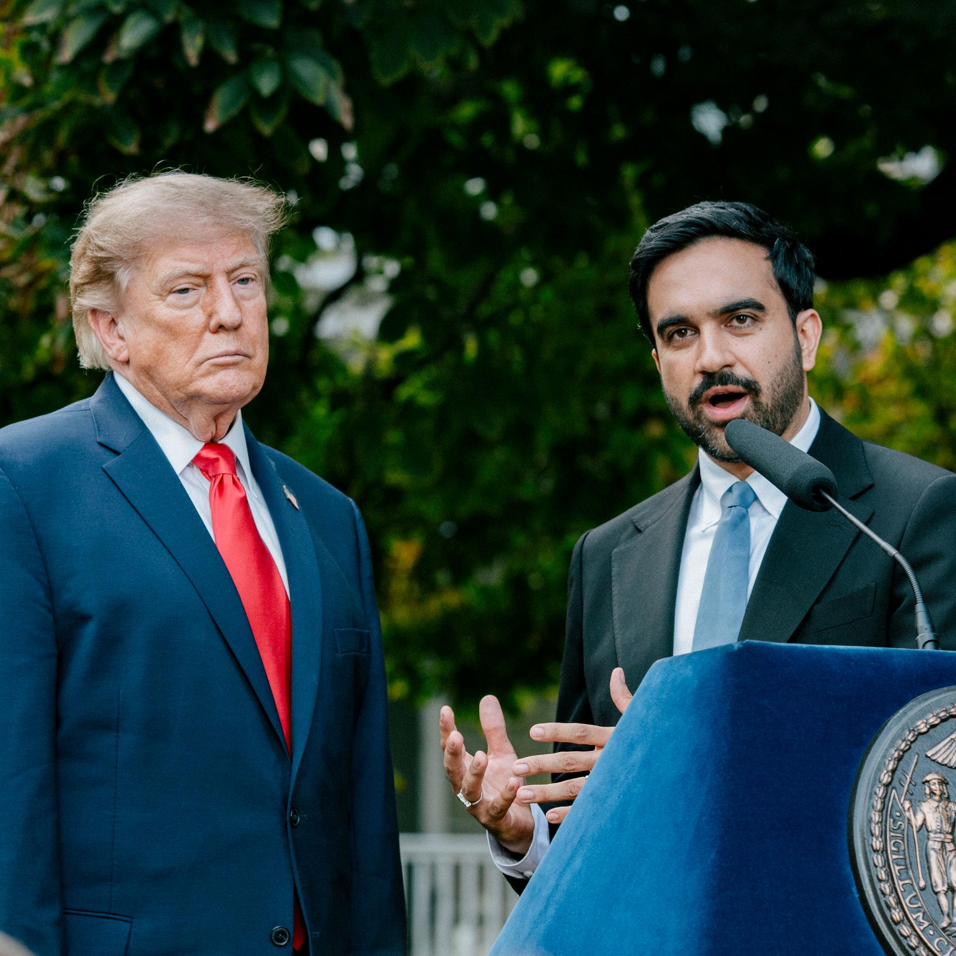 Der New Yorker Bürgermeister Zohran Mamdani (r) spricht in New York nach einem Treffen mit US-Präsident Donald Trump mit den Medien.