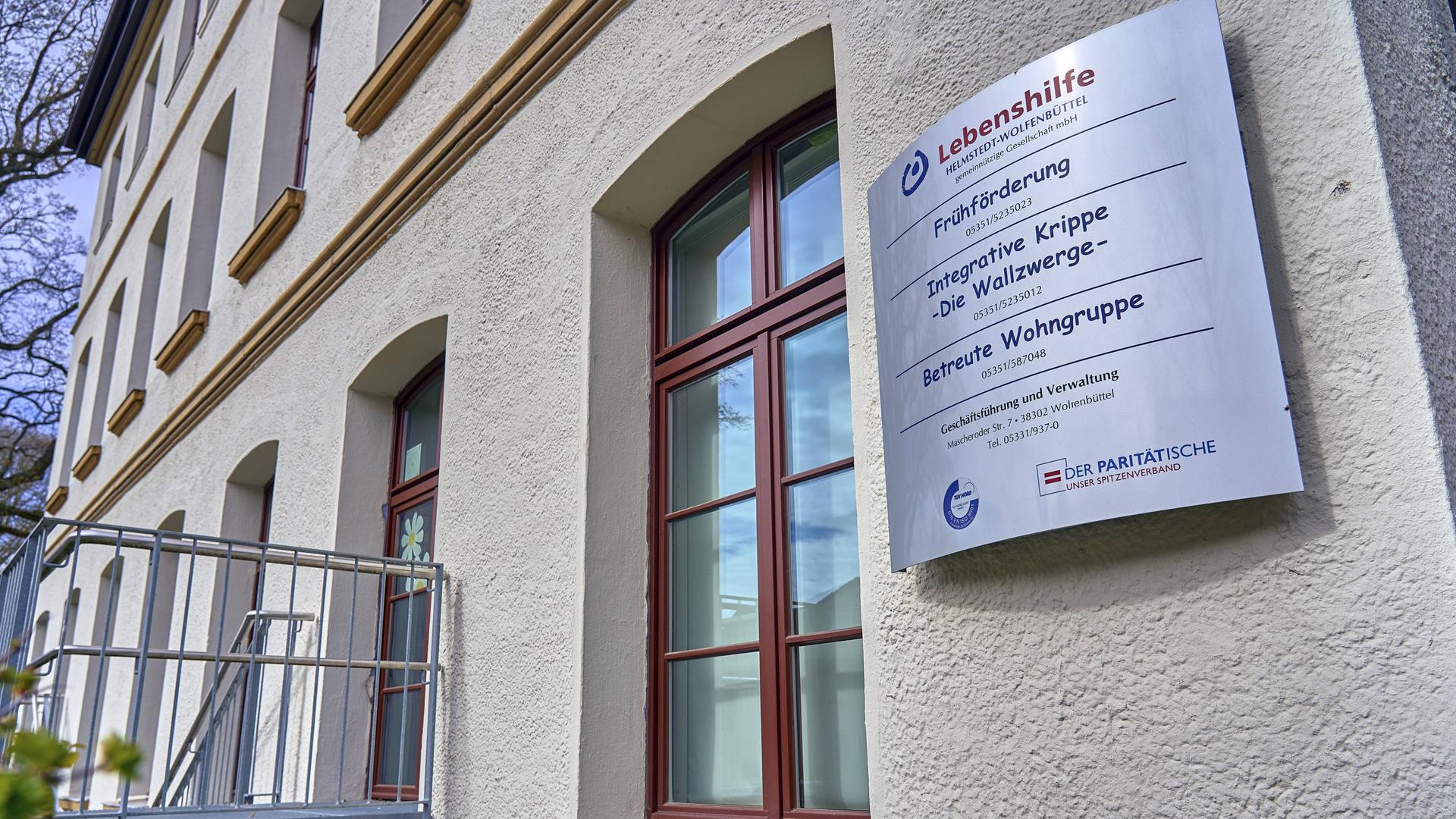 Eingang zum Gebäude der Lebenshilfe Helmstedt-Wolfenbüttel Eingang zum Gebäude der Lebenshilfe Helmstedt-Wolfenbüttel