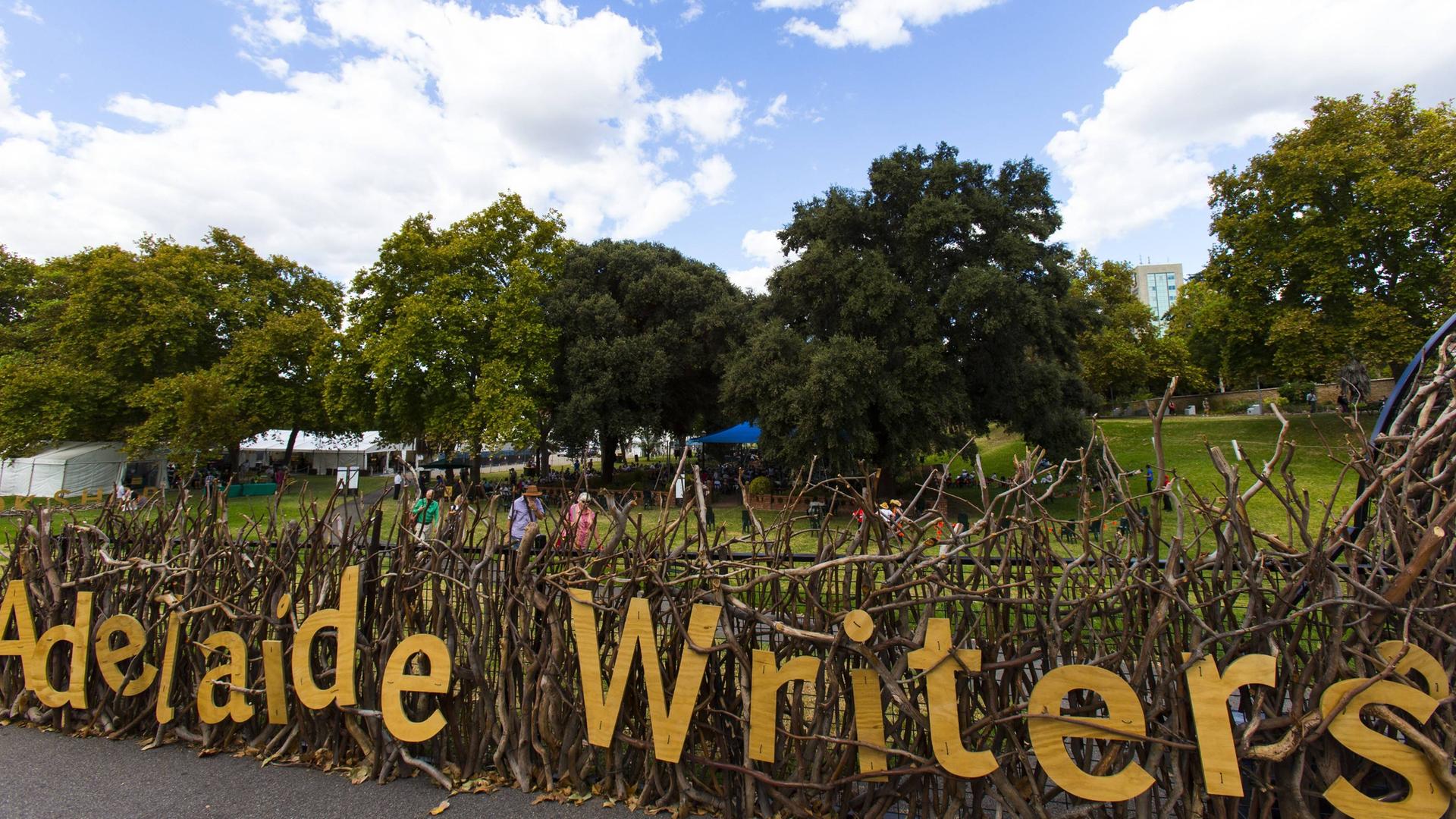 Schriftzug des Adelaide Writers' Week im Zentrum der Stadt Adelaide im Rahmen des Adelaide Festivals in Australien