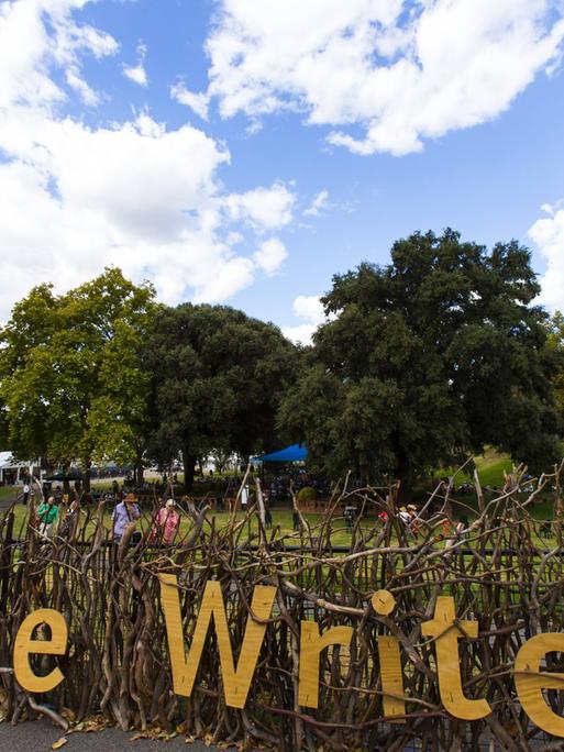 Schriftzug des Adelaide Writers' Week im Zentrum der Stadt Adelaide im Rahmen des Adelaide Festivals in Australien