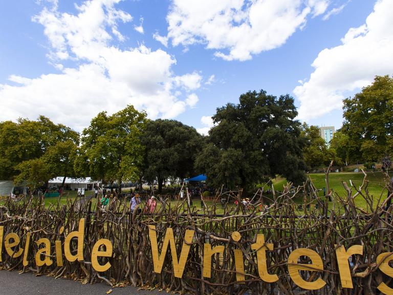 Schriftzug des Adelaide Writers' Week im Zentrum der Stadt Adelaide im Rahmen des Adelaide Festivals in Australien