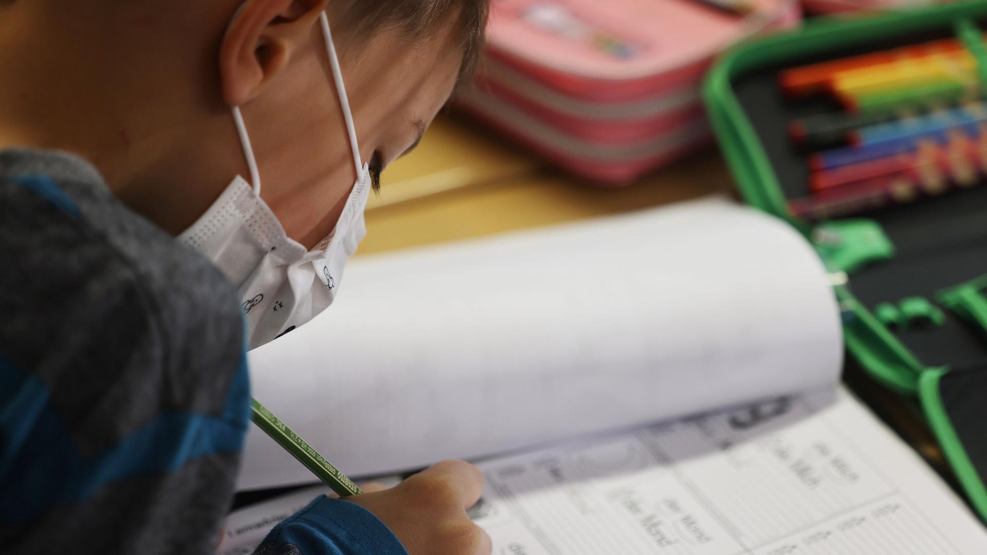 Unterricht in der Grundschule, ein Schüler schreibt im Unterricht. Unterricht in der Grundschule, ein Schüler schreibt im Unterricht.