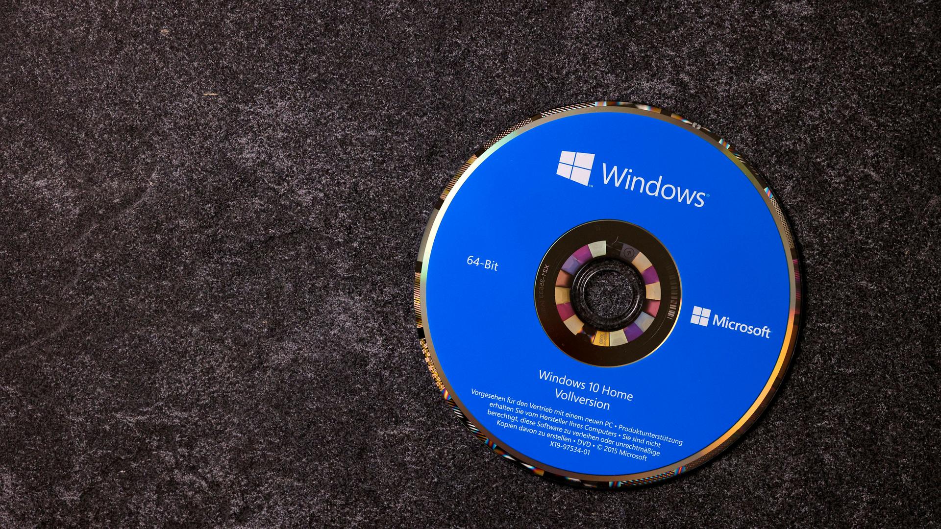 Eine DVD mit der Vollversion von Microsoft Windows 10 Home liegt auf einem Tisch. 