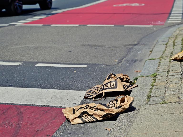 Leere Tüten des 2020 Gegründeten Lieferdienstes "Gorillas" liegen weggeworfen auf der Straße.