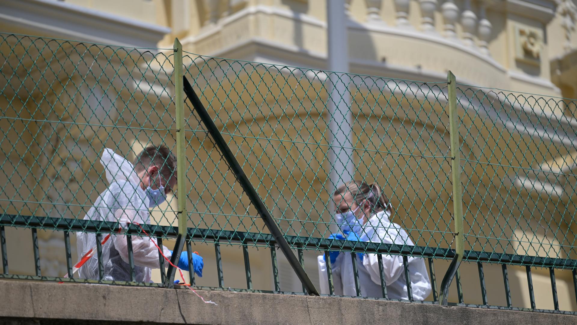 Monaco: Ermittler untersuchen den Tatort an dem Wohnhaus, wo einen Tag zuvor drei Menschen durch einen Sprengsatz schwer verletzt worden waren. 