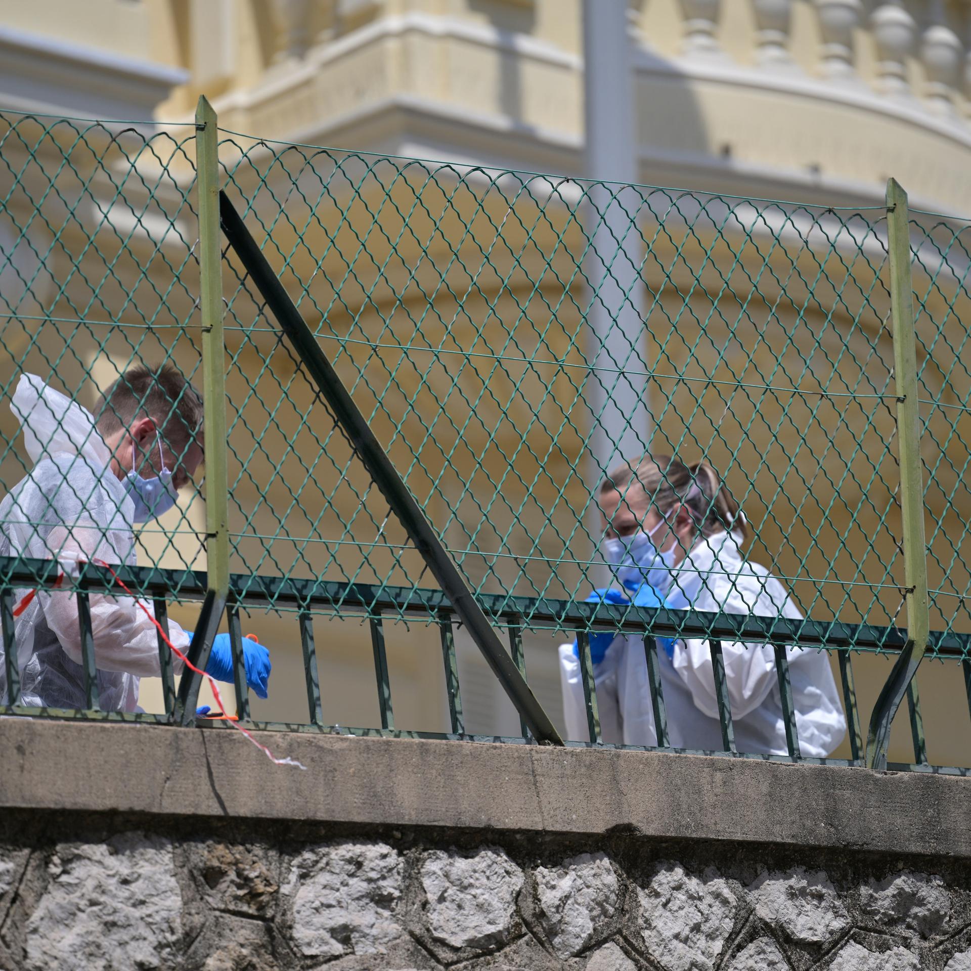 Monaco: Ermittler untersuchen den Tatort an dem Wohnhaus, wo einen Tag zuvor drei Menschen durch einen Sprengsatz schwer verletzt worden waren. 