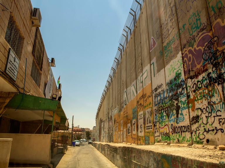 Die Mauer zwischen Bethlehem und Ost-Jerusalem. Sie ist bis zu acht Meter hoch.