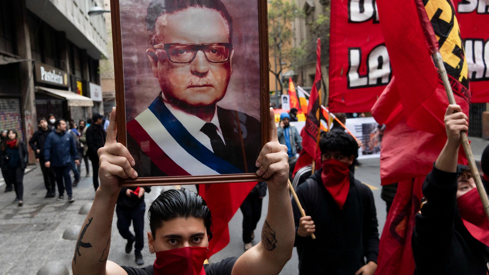 Ein Mann hält ein Bild des 1973 gestürzten chilenischen Präsidenten Salvador Allende hoch. Ein Mann hält ein Bild des 1973 gestürzten chilenischen Präsidenten Salvador Allende hoch.