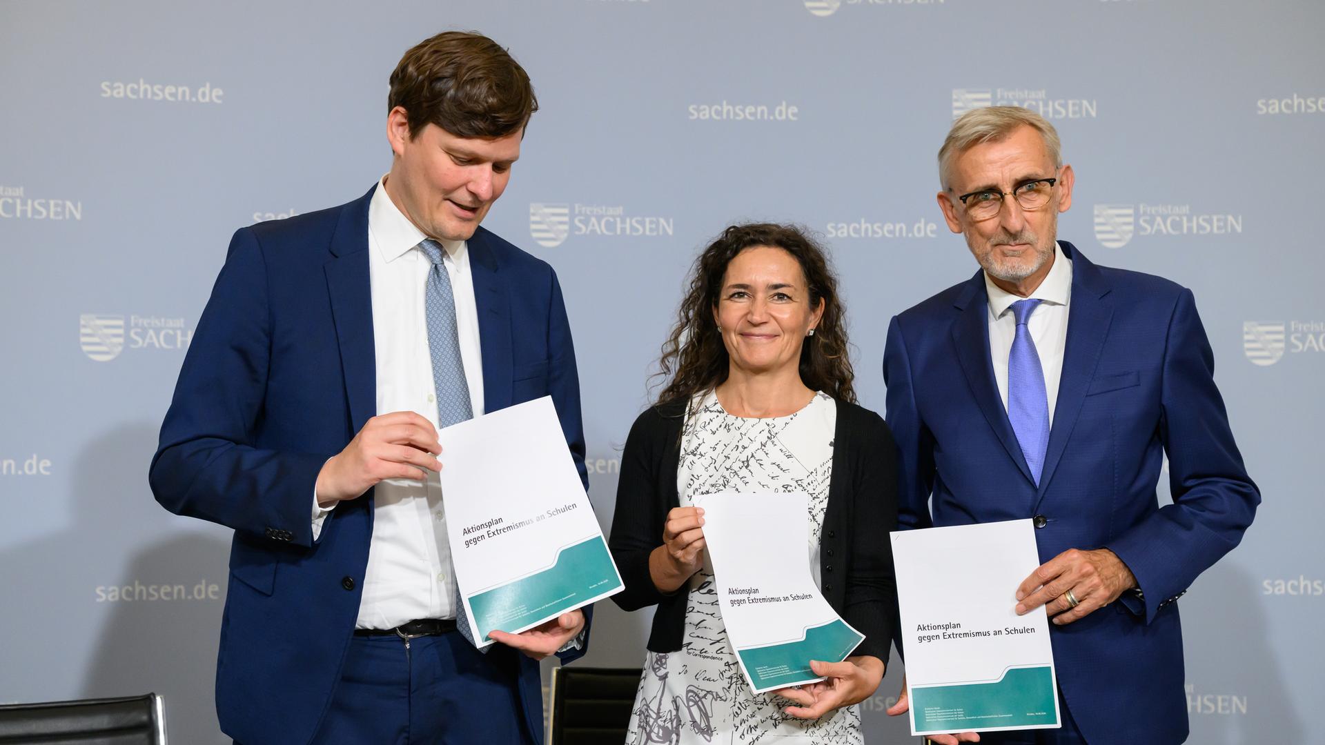 Conrad Clemens (l-r, CDU), Kultusminister, Constanze Geiert (CDU), Justizministerin, und Armin Schuster (CDU), Innenminister, präsentieren einen Aktionsplan gegen Extremismus an Schulen in Sachsen. Conrad Clemens (l-r, CDU), Kultusminister, Constanze Geiert (CDU), Justizministerin, und Armin Schuster (CDU), Innenminister, präsentieren einen Aktionsplan gegen Extremismus an Schulen in Sachsen.