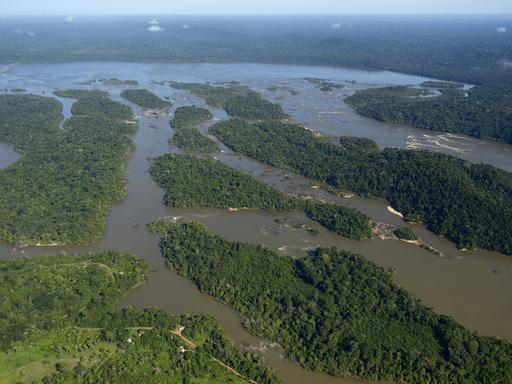 Kleine Inseln im Fluss Rio Tapajos im Amazonas-Regenwald, wo der Staudamm Sao Luiz do Tapajos geplant ist 