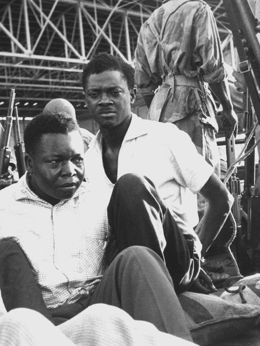 Patrice Lumumba (Mitte hinten), erster Ministerpräsident der Demokratischen Republik Kongo, sitzt nach seiner Verhaftung am 2. Dezember 1960 in einem offenen Armeefahrzeug und ist an den Händen gefesselt. 