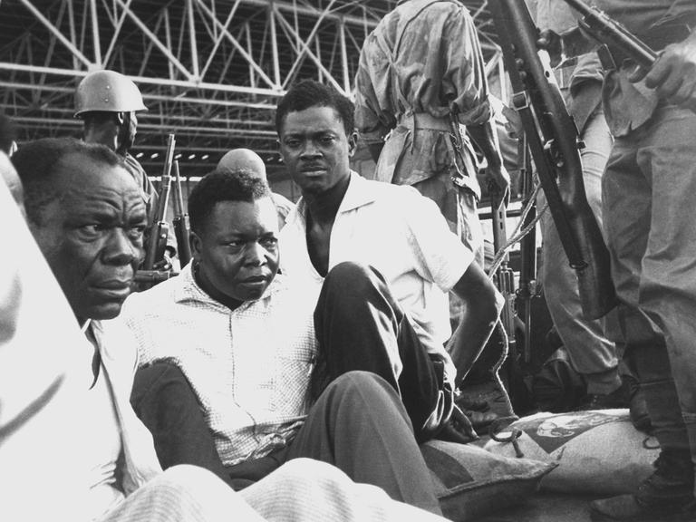 Patrice Lumumba (Mitte hinten), erster Ministerpräsident der Demokratischen Republik Kongo, sitzt nach seiner Verhaftung am 2. Dezember 1960 in einem offenen Armeefahrzeug und ist an den Händen gefesselt. 