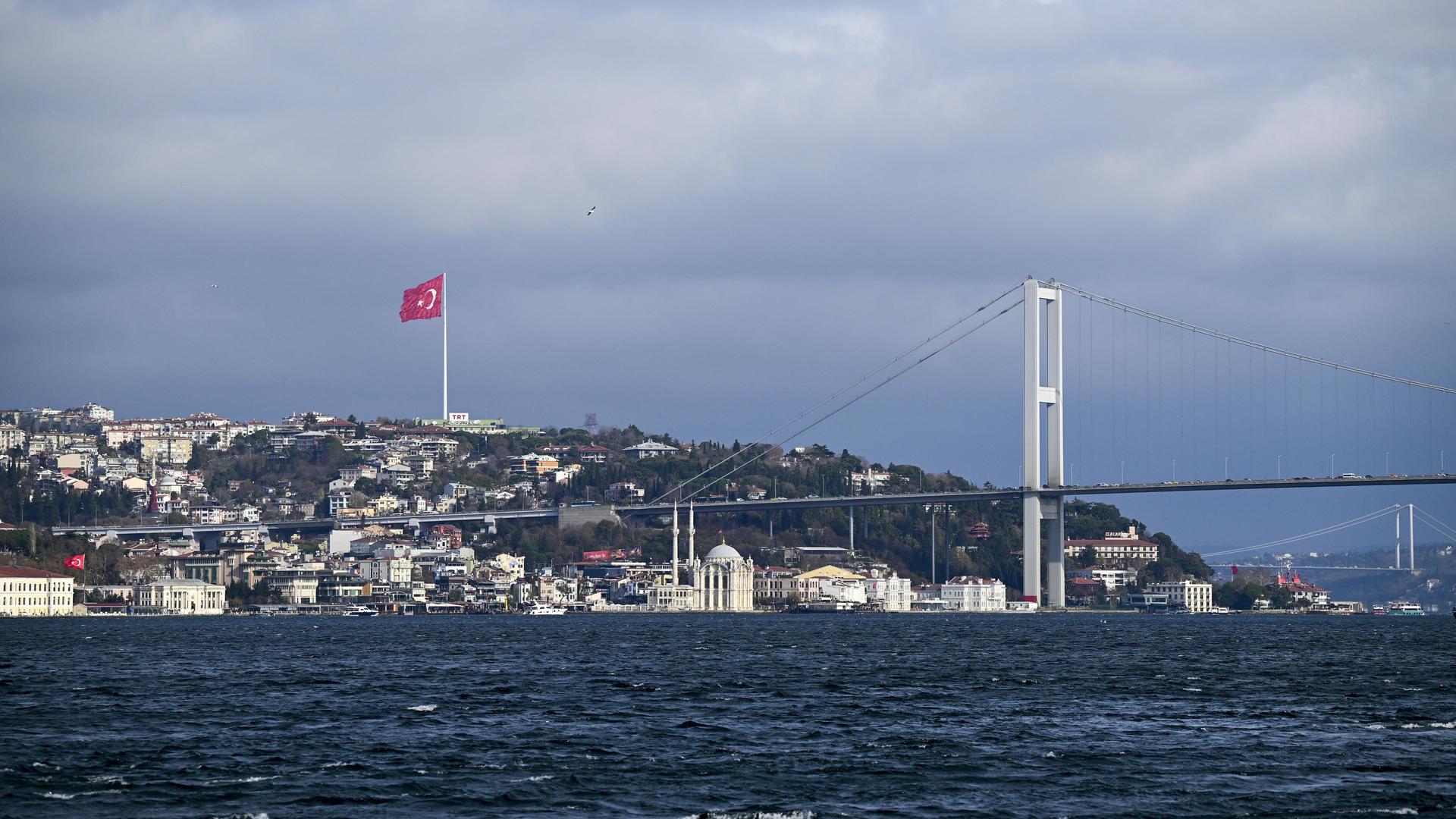 Blick auf die Brücke über den Bosporus in Istanbul, Türkei. Aufnahme vom 02.12.2024. 