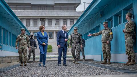 Bundeskanzler Olaf Scholz und seine Frau Britta Ernst sprechen mit Burke Hamilton, kommandierender Offizier der Waffenstillstandskommission beim Besuch der entmilitarisierten Zone an der Grenze zu Nordkorea.