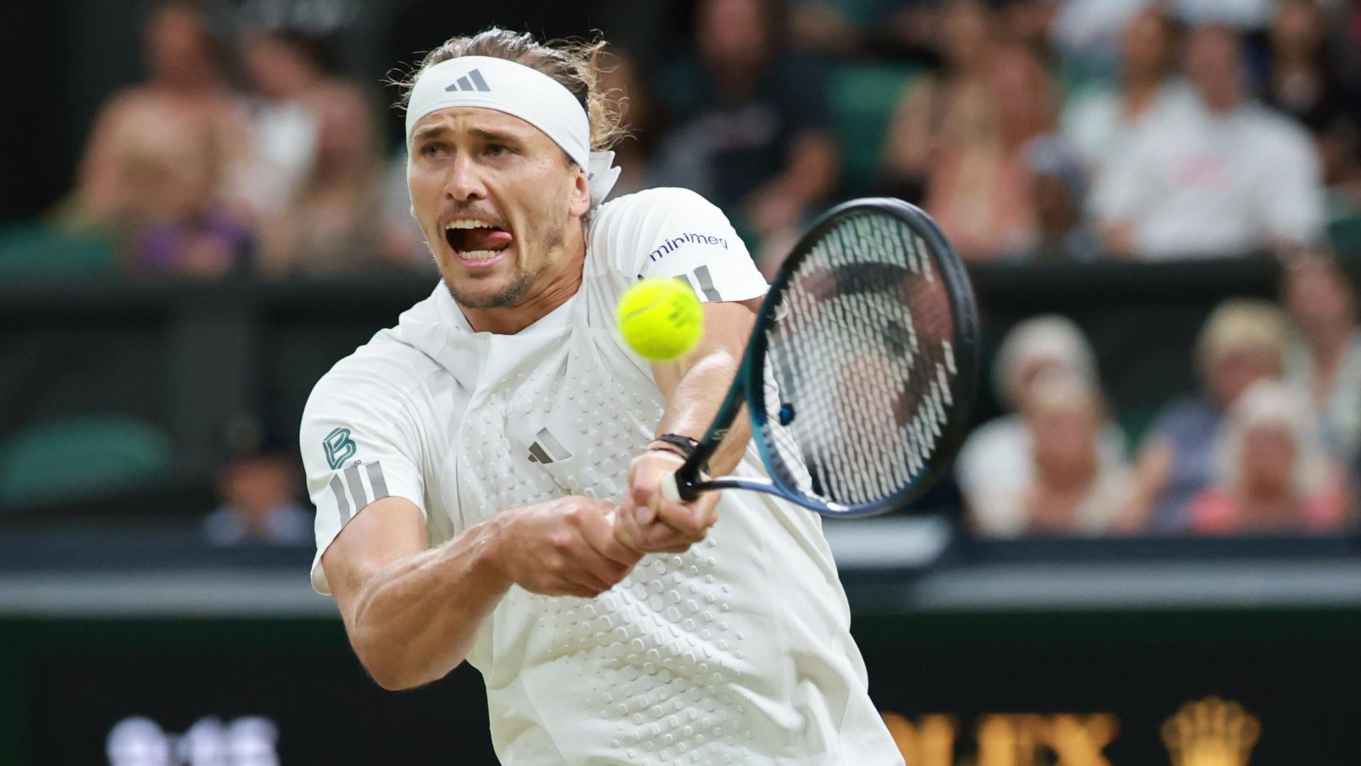 Tennisprofi Alexander Zverev schlägt spielt einen Ball und hat dabei die Zunge raushängen. Tennisprofi Alexander Zverev schlägt spielt einen Ball und hat dabei die Zunge raushängen.