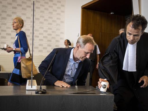 Turntrainer Vincent Wevers (Mitte) im Juni 2021 vor Gericht