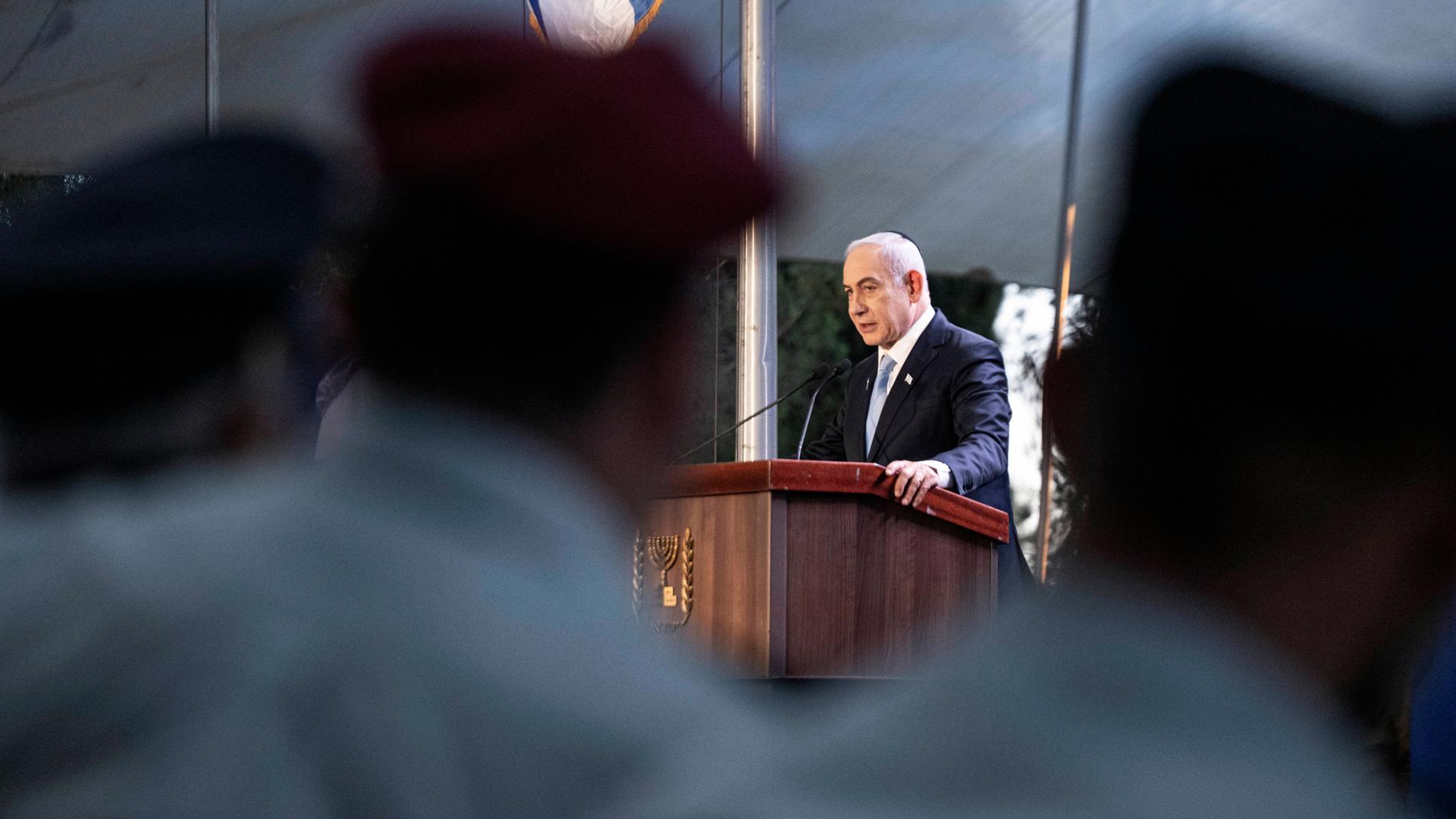 Der israelische Premierminister Benjamin Netanjahu spricht auf dem Militärfriedhof Mount Herzl in Jerusalem.