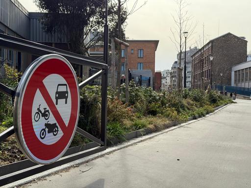 Am Eingang einer Fussgehstraße im Pariser Norden weist ein Schild darauf hin, dass Autos und Motorräder hier nicht fahren dürfen. 