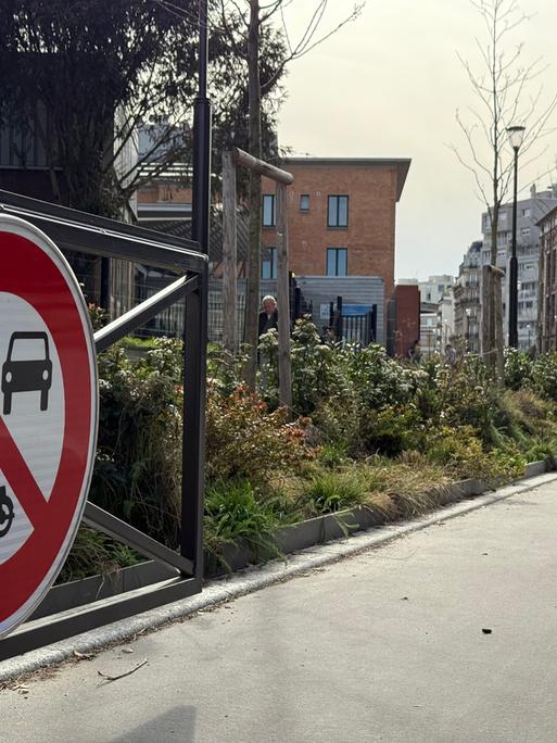 Am Eingang einer Fussgehstraße im Pariser Norden weist ein Schild darauf hin, dass Autos und Motorräder hier nicht fahren dürfen. 