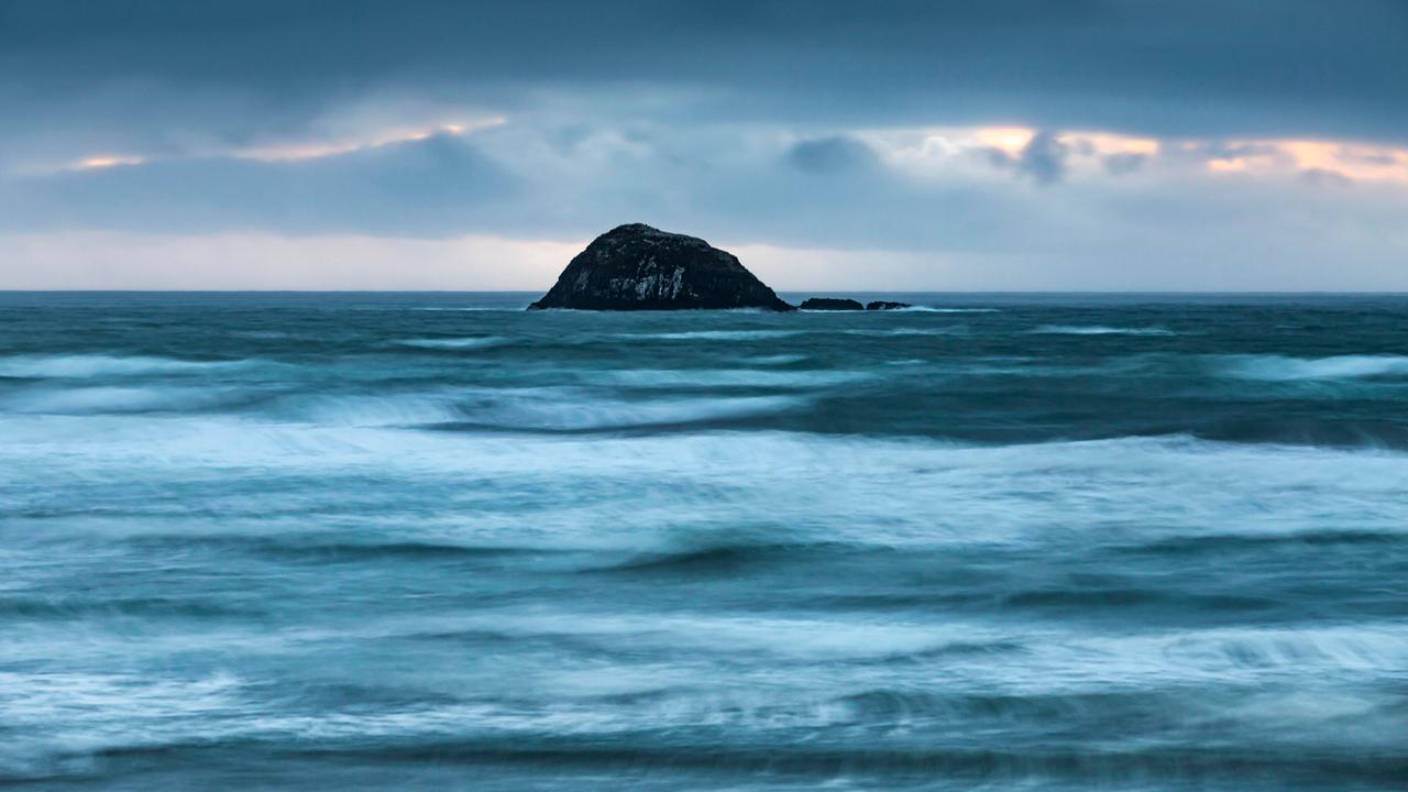 Wolken über einer Insel im Pazifischen Ozean