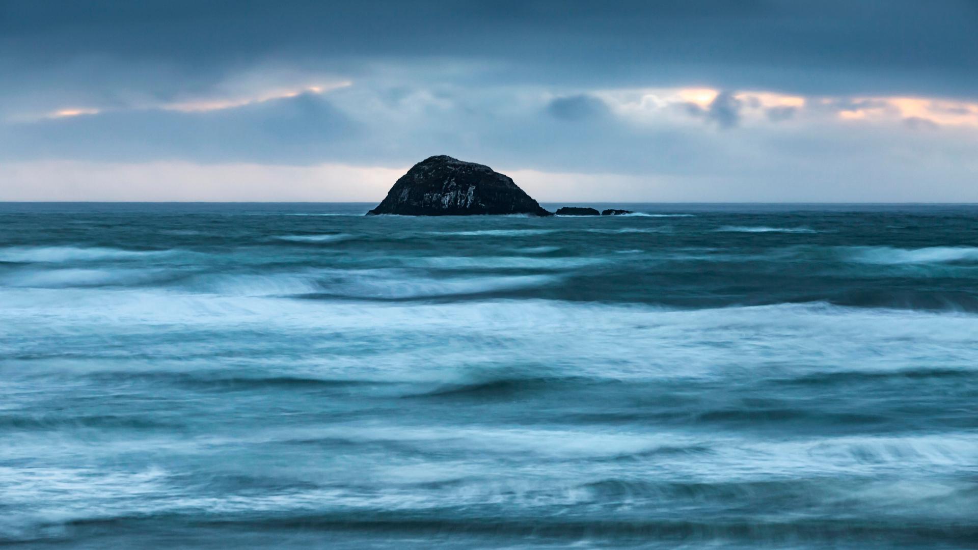 Wolken über einer Insel im Pazifischen Ozean Wolken über einer Insel im Pazifischen Ozean